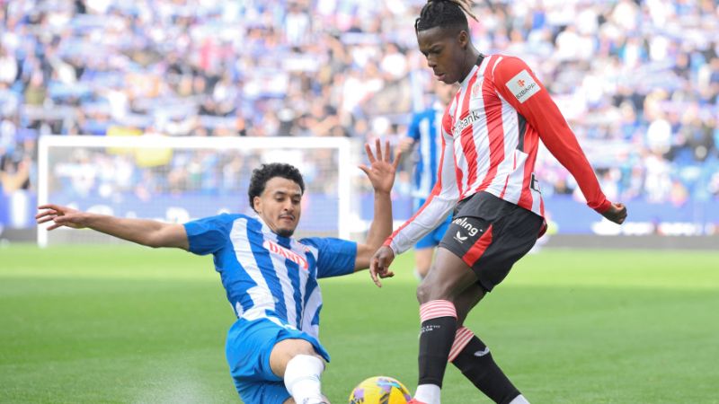 El delantero español del Athletic Bilbao, Nico Williams, lucha por el balón con el defensa hispano-marroquí del Espanyol, Omar El Hilali.