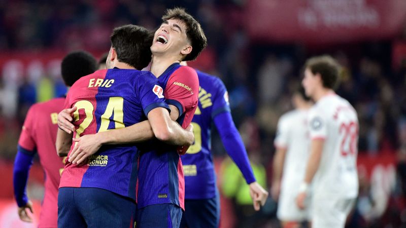 El defensa español del Barcelona, ​​Eric García, celebra con su compañero ​​Pau Cubarsí.