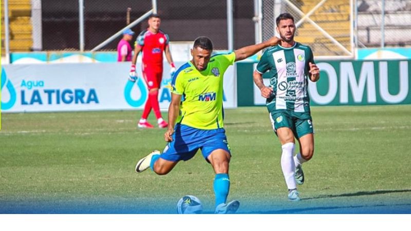 Alex López se apresta a rematar en una de las llegadas de Potros de Olancho FC a marco defendido por Denovan Torres.