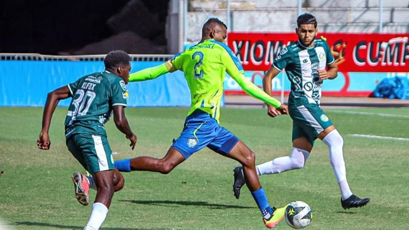 El capitán de Potros de Olancho FC, Óscar Almendárez, es perseguido por Klifox Bernárdez de Juticalpa FC.