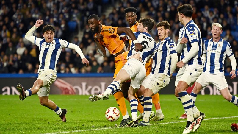 El defensa alemán del Real Madrid, Antonio Ruediger, y el zaguero español de la Real Sociedad, Aritz Elustondo, luchan por el balón.