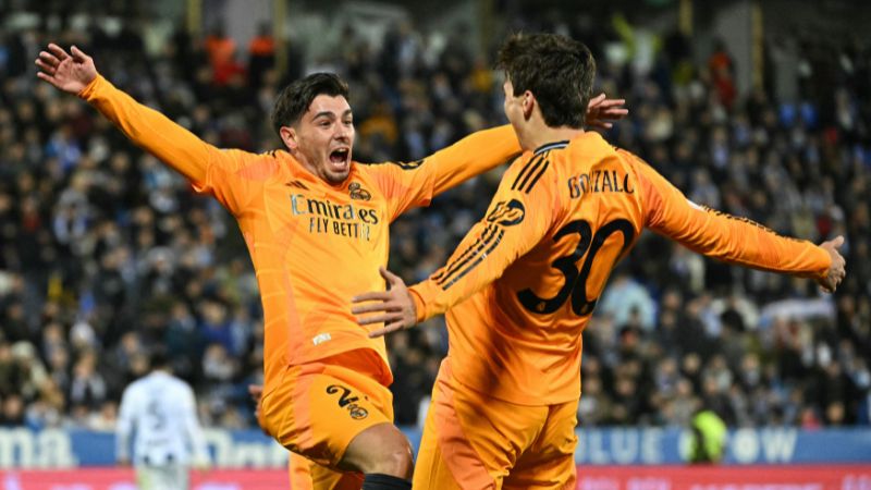 El delantero español del Real Madrid Gonzalo García, celebra con su compañero, Brahim Díaz.