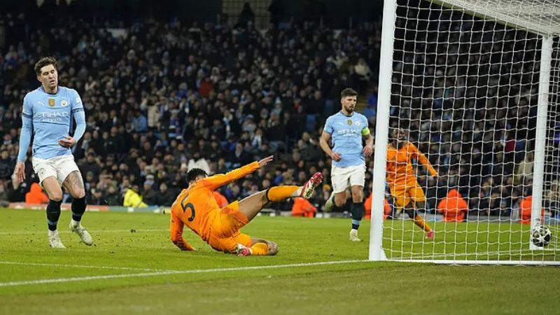 Bellingham empuja el balón a puerta vacía para darle el triunfo al Real Madrid frente al Manchester City.