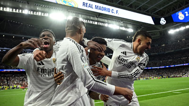 Los jugadores del Real Madrid celebran su segundo gol marcado por el delantero francés, Kylian Mbappé, frente al Manchester City.