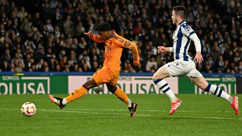 El delantero brasileño del Real Madrid, Endrick, marca el único gol de su equipo frente a la Real Sociedad.