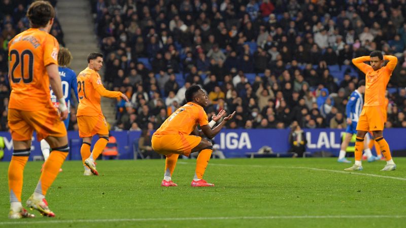 El delantero brasileño del Real Madrid Vinicius Junior reacciona durante el partido contra el Espanyol de Barcelona.