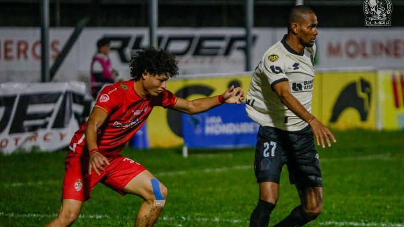 Sobre el partido ante Real Sociedad, el técnico de Olimpia, Eduardo Espinel, advierte que la cancha afectó a los dos equipos.