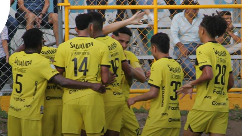 Los jugadores del Real España celebran el único gol del partido frente a Juticalpa FC, conseguido por César Romero.