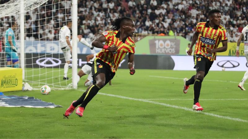 Rubilio Castillo celebra su primer gol con el Deportivo Pereira de Colombia.