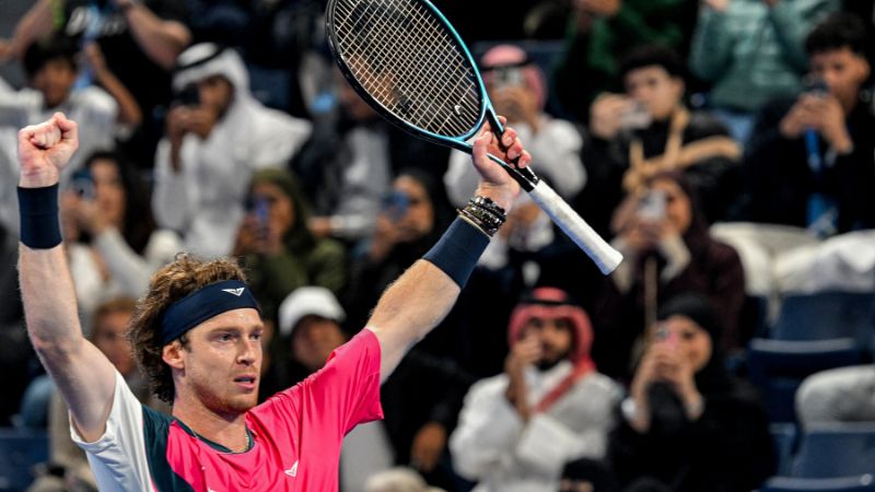 El ruso Andrey Rublev reacciona después de ganar la final del torneo de tenis ATP Qatar Open contra el británico Jack Draper.