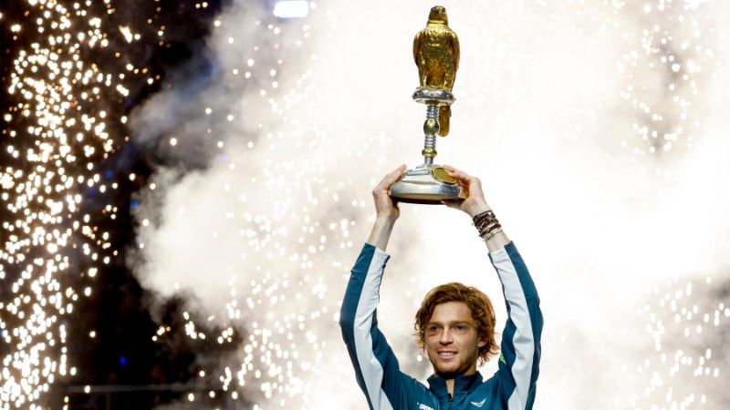 El ruso Andrey Rublev celebra con el trofeo en el podio después de ganar la final del torneo de tenis ATP Qatar Open en Doha.