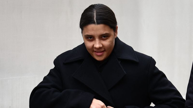 La delantera australiana del Chelsea, Sam Kerr, reacciona a su llegada al Tribunal de la Corona de Kingston.