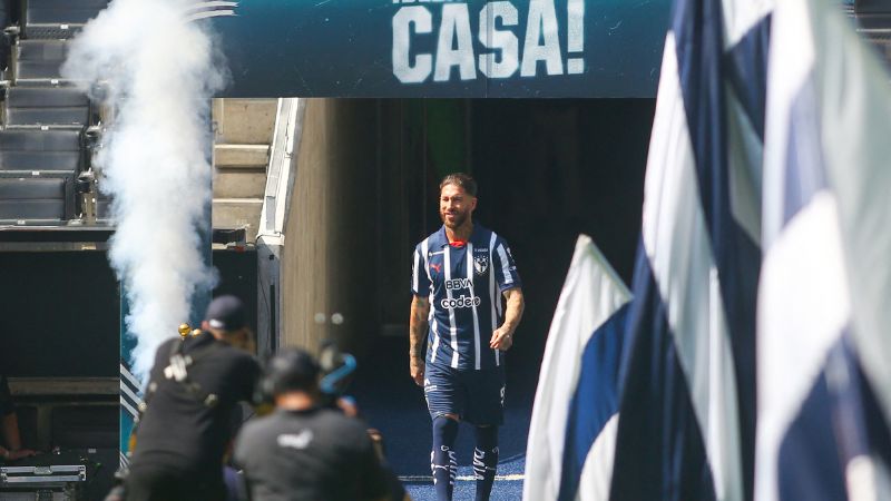 El nuevo fichaje de Monterrey Rayados, el futbolista español Sergio Ramos, es recibido por los seguidores del club mexicano.