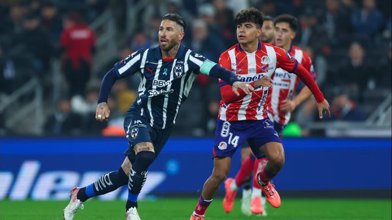 El defensa español Sergio Ramos debutó con el Monterrey y fue ovacionado por sus seguidores.