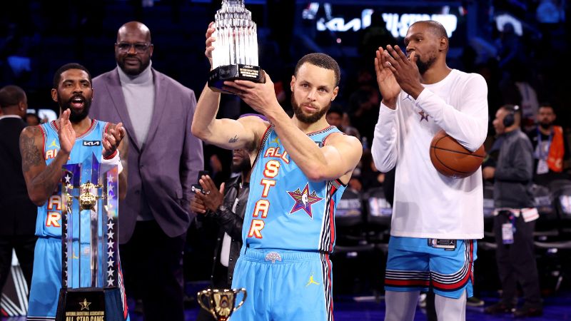 Stephen Curry de los Golden State Warriors y los OG de Shaq posa con el trofeo de MVP de 2025 KIA Kobe Bryant durante el 74.° Juego de las Estrellas de la NBA.