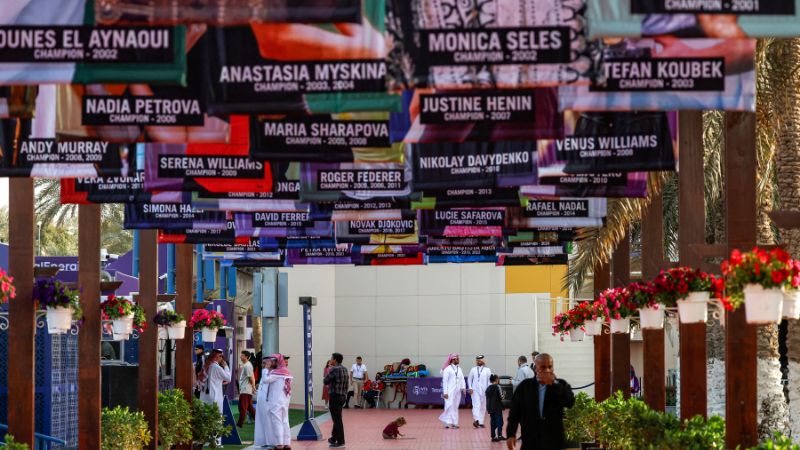 Carteles que representan a excampeonas del Abierto de Tenis de Qatar se exhiben en vísperas del Abierto de Qatar WTA 2025.