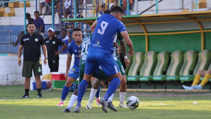 El delantero de Victoria, Yair Delgadillo, disputa el balón con el volante de contención del Juticalpa FC, Roger González.