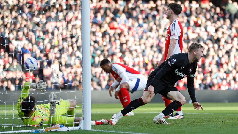 El delantero inglés del West Ham United, Jarrod Bowen, celebra el gol frente al Arsenal.