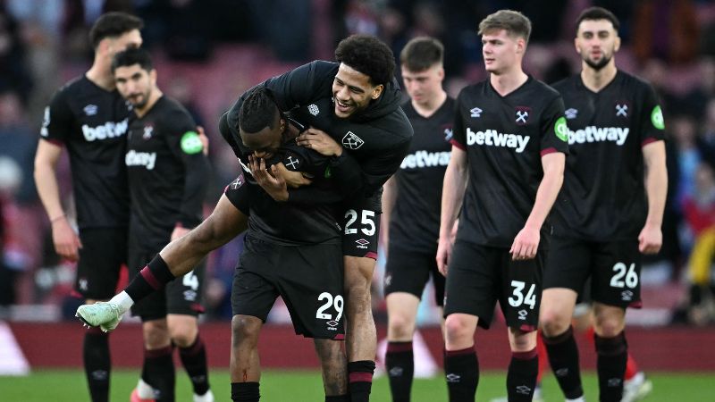 El defensa francés del West Ham United, Jean-Clair Todibo, celebra con su compañero Aaron Wan-Bissaka.