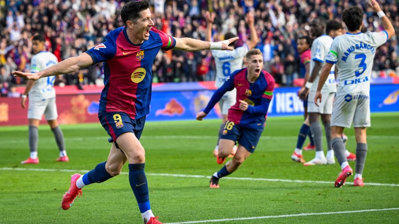 El delantero polaco del Barcelona, ​​Robert Lewandowski, celebra tras marcar el único gol sobre el Deportivo Alavés.