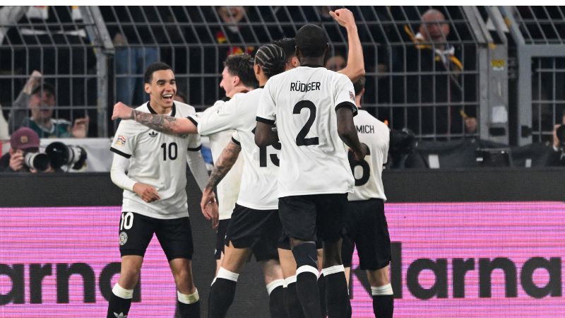 El centrocampista alemán Jamal Musiala celebra con sus compañeros el pase a la final de la Liga de Naciones de la UEFA.