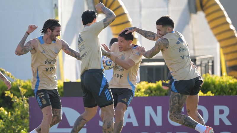 Los jugadores de la selección argentina: los centrocampistas Rodrigo De Paul, Leandro Paredes y los defensores Nahuel Molina y Nicolás Otamendi, juegan durante un entrenamiento en Ezeiza.