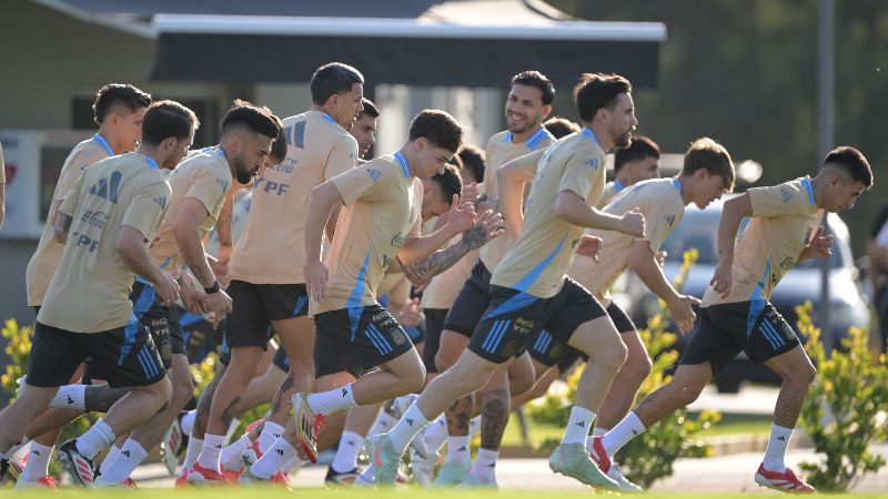 Los jugadores de la selección argentina trotan durante un entrenamiento en Ezeiza, provincia de Buenos Aires.