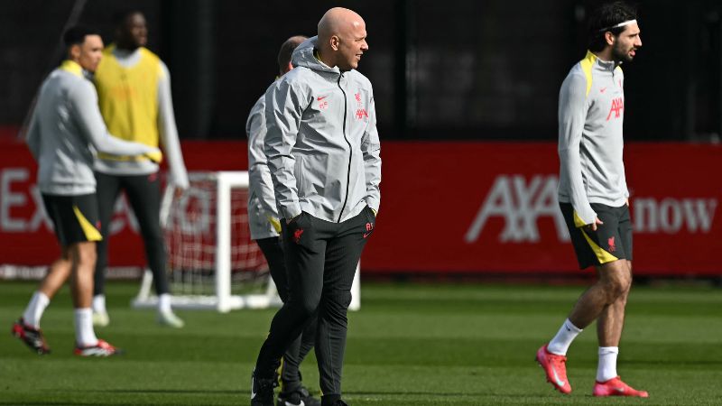 El entrenador holandés del Liverpool, Arne Slot, y sus dirigidos se preparan para el partido contra el PSG.