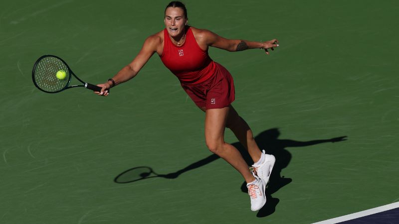 Aryna Sabalenka juega un golpe de derecha contra Lucia Bronzetti de Italia.