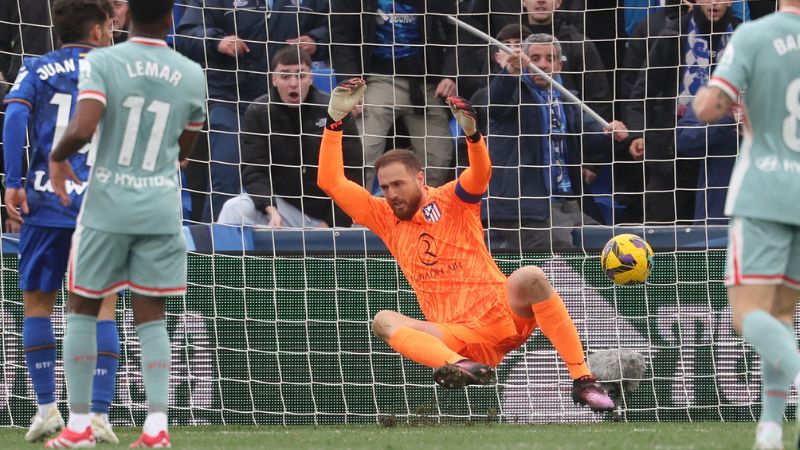 El centrocampista uruguayo del Getafe, Mauro Arambarri, marca el segundo gol de su equipo, superando a Jan Oblak.