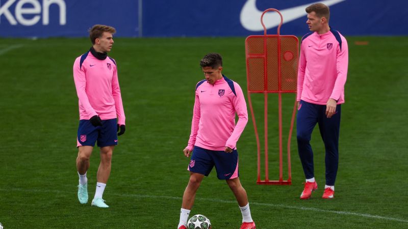 Los jugadores del Atlético de Madrid, Giuliano Simeone, Pablo Barrios y Alexander Sorloth se preparan para el duelo contra el Real Madrid.