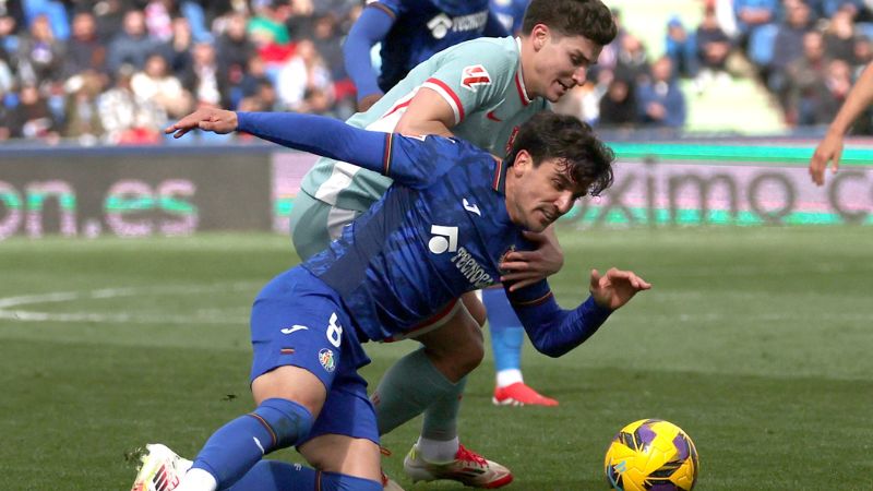 El centrocampista uruguayo del Getafe, Mauro Arambarri, lucha por el balón con el delantero argentino del Atlético de Madrid, Julián Álvarez.