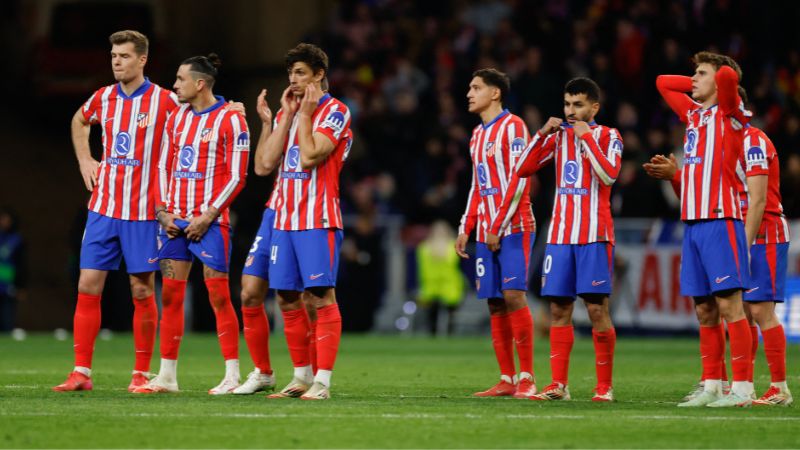 Los jugadores del Atlético de Madrid lamentan haber quedado eliminados a manos del Real Madrid.