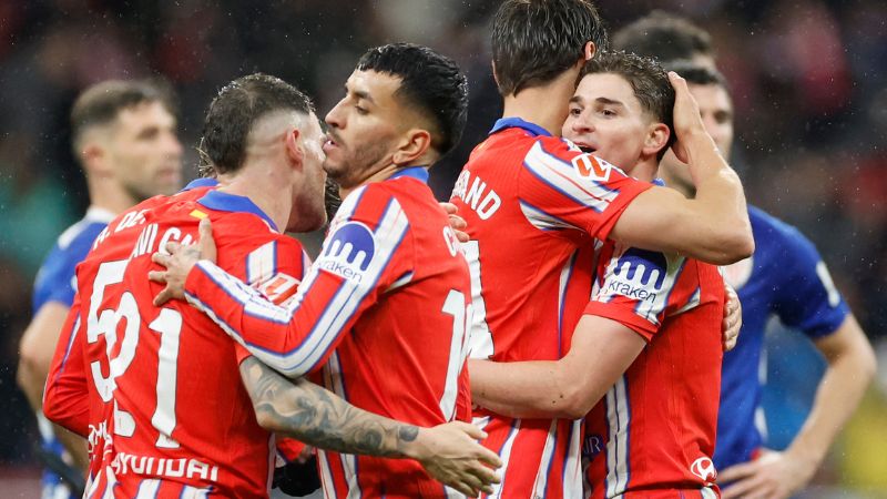 El delantero argentino del Atlético de Madrid, Julián Álvarez, celebra con sus compañeros el tanto frente al Athletic Club Bilbao.