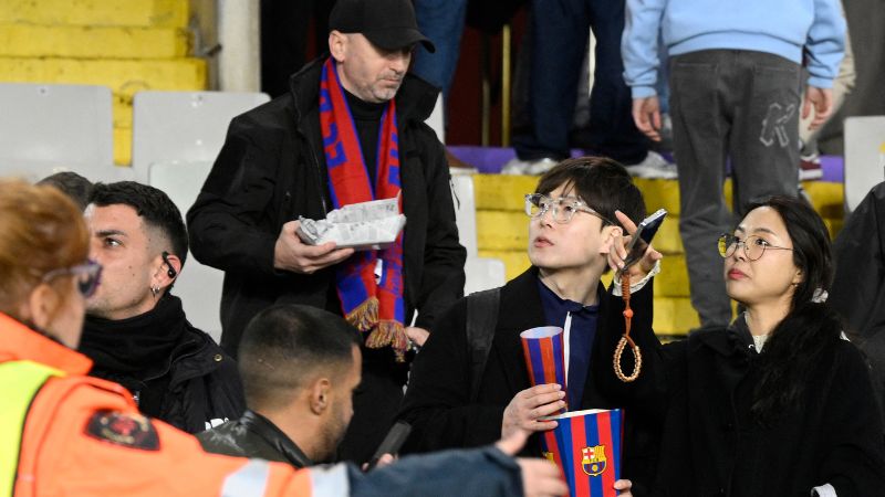 Los aficionados del FC Barcelona deben abandonar el estadio tras la decisión de cancelar el partido contra el Osasuna.