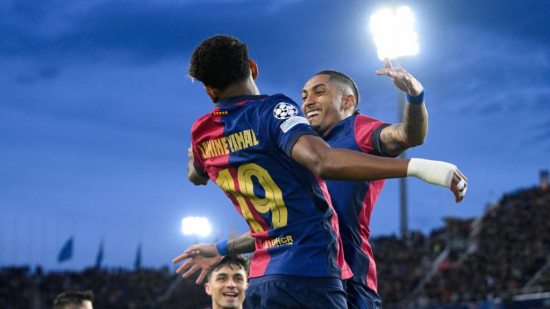 El delantero brasileño del Barcelona, ​​Raphinha, celebra con su compañero ​​Lamine Yamal, el primer gol frente al Benfica.