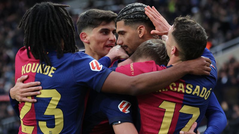 Los jugadores del Barcelona celebran el triunfo sobre la Real Sociedad que les permite recuperar el liderato de la Liga de España.