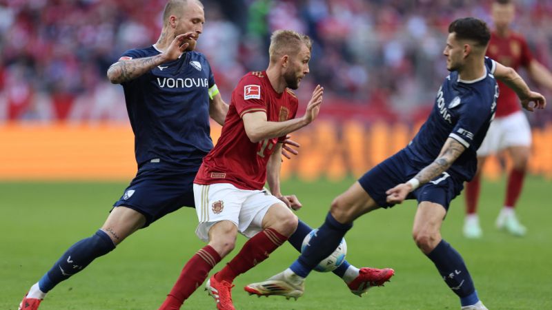 El centrocampista austríaco del Bayern Munich, Konrad Laimer, compite por el balón con el delantero alemán del Bochum, Philipp Hofmann, y Agon Elez.