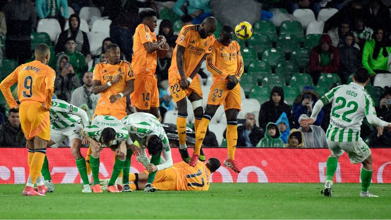 El defensa francés del Real Madrid, Ferland Mendy, desvía un tiro libre del mediocampista del Real Betis, Isco.