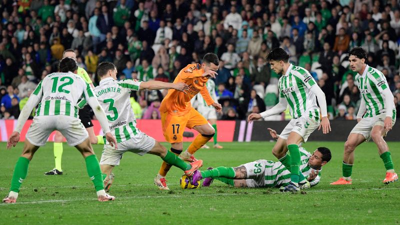 El defensa español del Real Madrid, Lucas Vázquez, es marcado a presión por sus rivales del Betis, Diego Llorente, y Chimy Ávila.