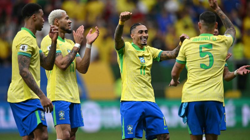 Los jugadores de Brasil celebran tras ganar el partido contra Colombia.