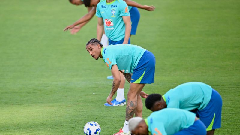 El extremo de la selección brasileña, ​​Raphinha, se estira durante un entrenamiento en Brasilia.