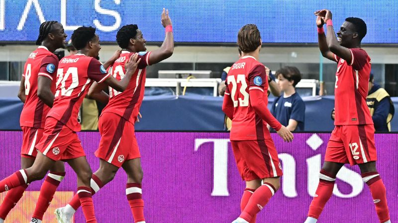 El delantero canadiense Tani Oluwaseyi celebra con sus compañeros tras anotar el primer gol frente a Estados Unidos.