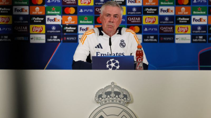 El entrenador italiano del Real Madrid, Carlo Ancelotti, asiste a una conferencia de prensa en la víspera del partido de ida de los octavos de final de la UEFA Champions League ante el Atlético de Madrid.