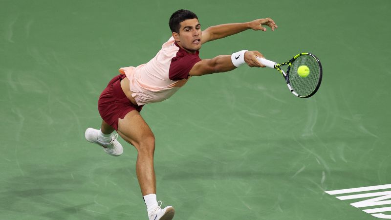 Carlos Alcaraz de España juega un revés contra Denis Shapovalov de Canadá.