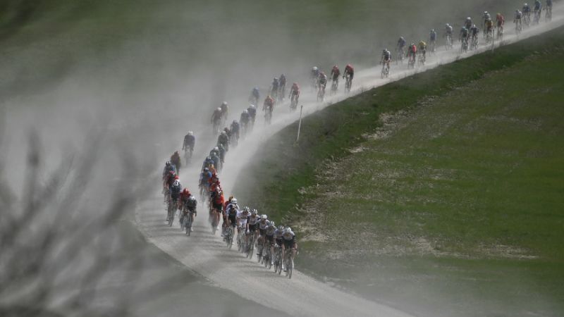 El pelotón de ciclistas en la 19ª edición de la clásica carrera ciclista masculina Strade Bianche (Caminos Blancos).