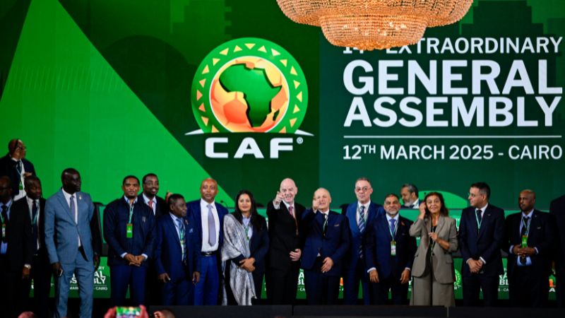 Directivos posan para una foto de grupo durante la asamblea general de la Confederación Africana de Fútbol (CAF) y la elección de un nuevo comité ejecutivo, en El Cairo.