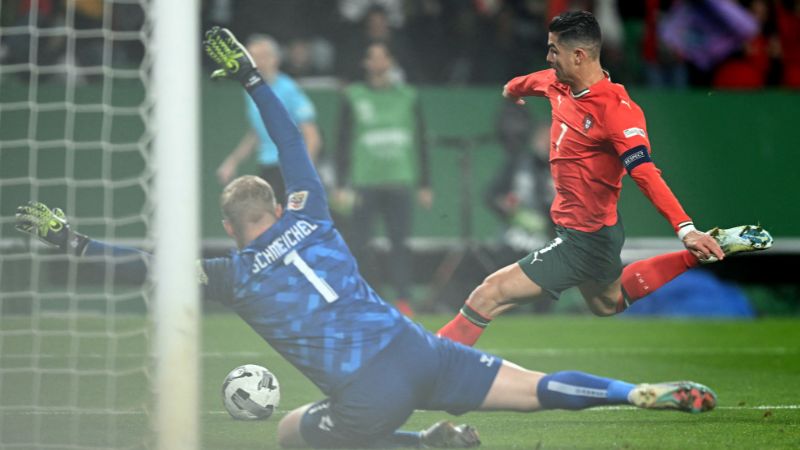 El delantero portugués Cristiano Ronaldo anota el segundo gol de su equipo sobre Dinamarca.