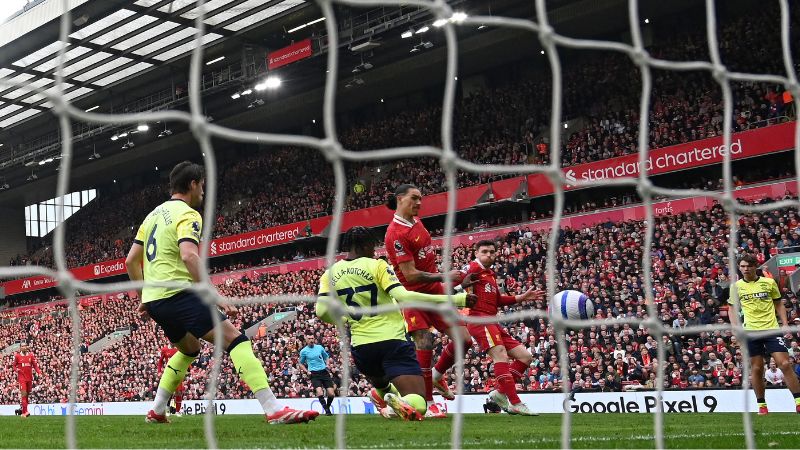 El delantero uruguayo del Liverpool ,Darwin Núñez, marca el gol del empate durante el partido contra el Southampton en Anfield.