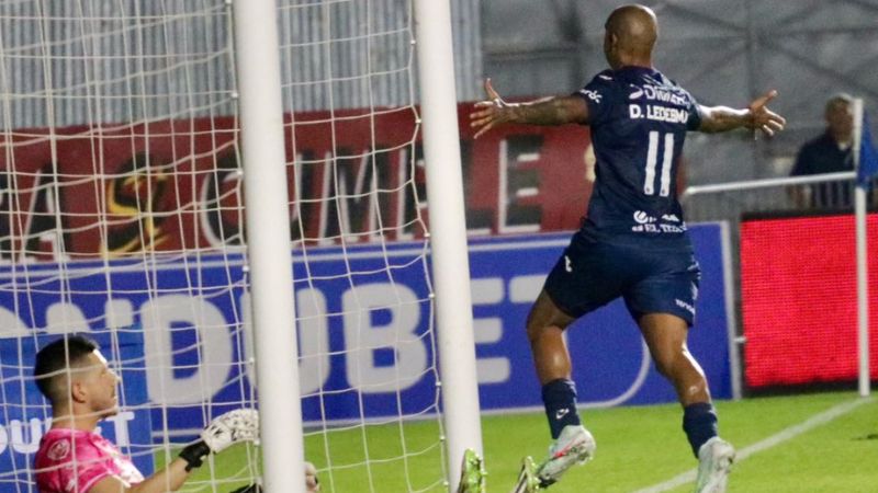 El delantero argentino Diego Ledesma consiguió el primer gol del Motagua frente a Victoria.